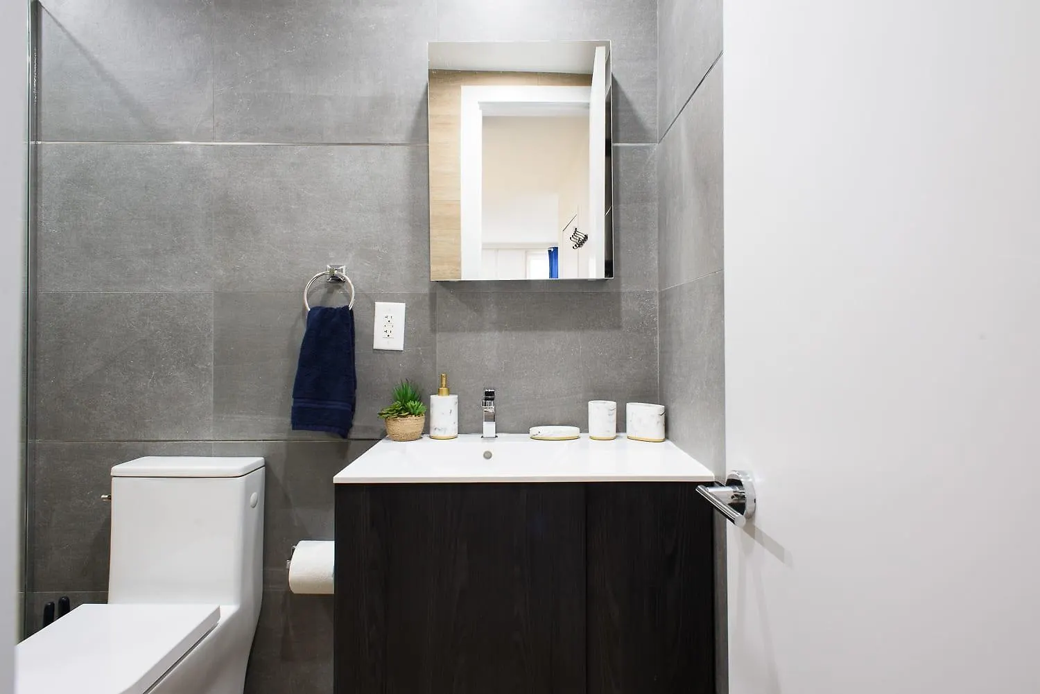 1597-12 New Studio Prime Ues Wd In Unit New York